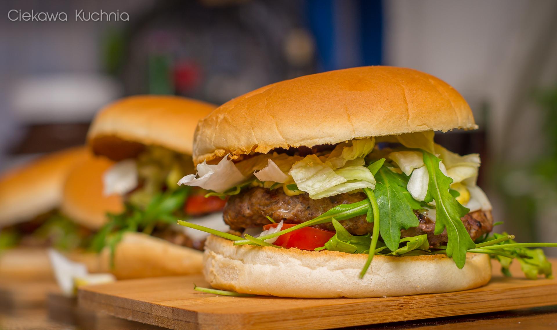 Burgery z kozim serem, rukolą i sosem z zielonego pieprzu