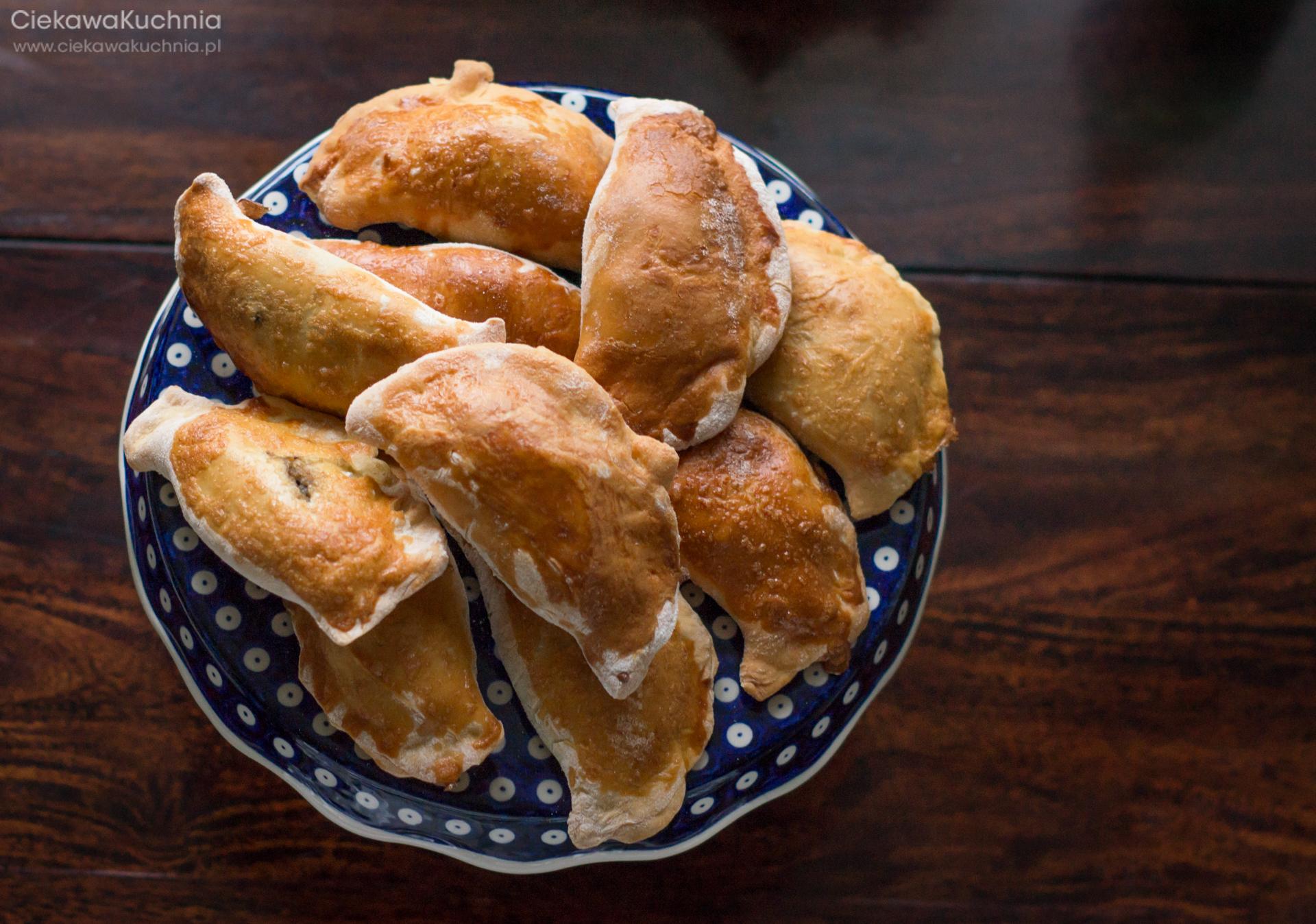 Pierogi drożdżowe dwojga farszów