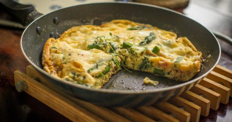 Frittata z szynką parmeńską, szparagami i mozzarellą