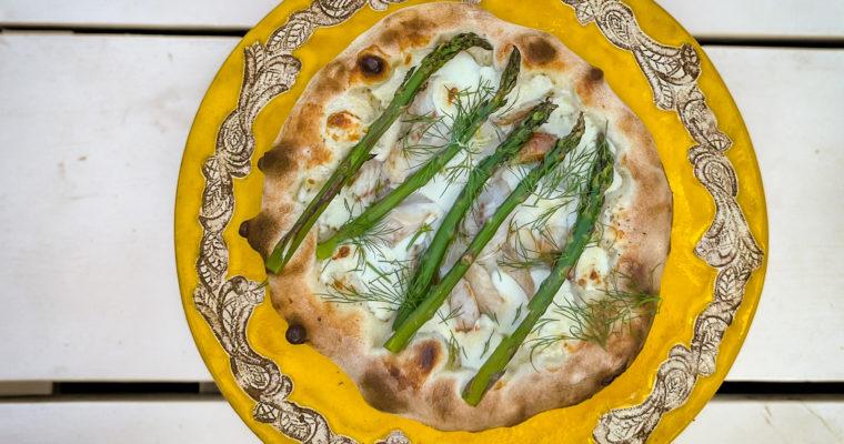 Pizza Neapolitana z wędzonym karmazynem i szparagami